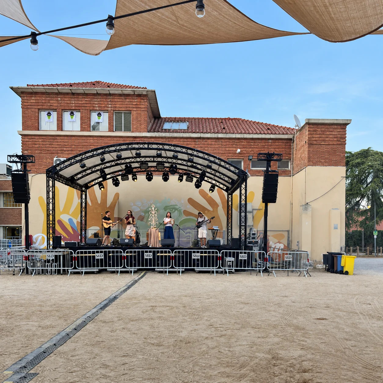 Escenari exterior amb estructura de truss i coberta arquejada